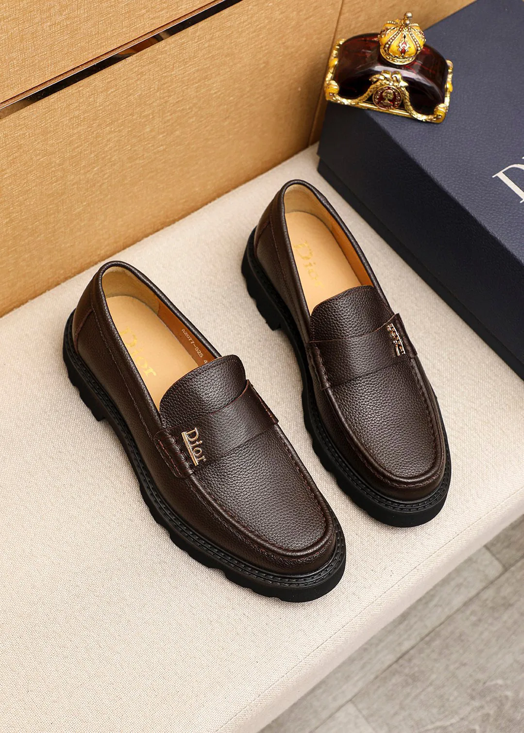 Men's shoes 💰480 💐 Product trademark: Dior "Dior" casual leather shoes Regular size: 39-44 (45🉑️customized) Product materials: Selected Italian imported first-layer pebbled cowhide leather upper + classic hardware buckle, imported water-dyed 🐂 cowhide lining. Strong three-dimensional visual effect, original outsole Color: 3⃣️colors available